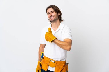 Genç elektrikçi, izole edilmiş arka planda baş parmak hareketi yapıyor.