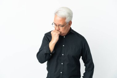 Orta yaşlı Brezilyalı bir adam beyaz arka planda izole edilmiş. Şüpheleri var.