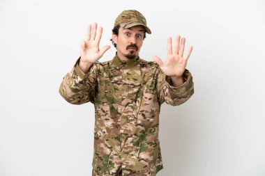 Beyaz arka planda izole edilmiş asker dokuz parmaklı sayıyor.
