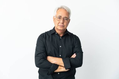 Orta yaşlı Brezilyalı adam mutsuz bir ifadeyle beyaz arka planda izole edilmiş.