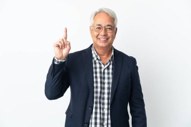 Orta yaşlı Brezilyalı adam beyaz arka planda izole edilmiş. Harika bir fikre işaret ediyor.