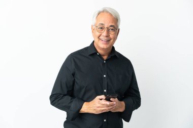 Beyaz arka planda izole edilmiş orta yaşlı Brezilyalı bir adam şaşırdı ve bir mesaj gönderiyor.