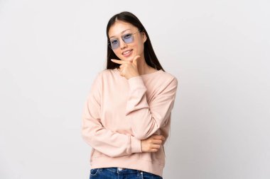 Genç Çinli kız soyutlanmış beyaz arka plan mutlu ve gülümsüyor.