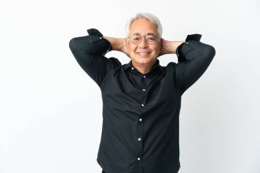 Orta yaşlı Brezilyalı bir adam beyaz arka planda yalnız gülüyor.