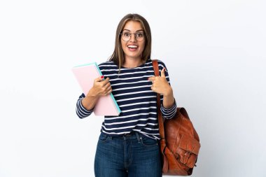 Beyaz arka planda yalıtılmış genç bir bayan öğrenci. Sürpriz bir yüz ifadesi.