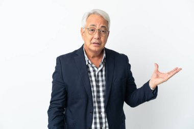 Orta yaşlı Brezilyalı adam beyaz arka planda şüpheli hareketler yapıyor.