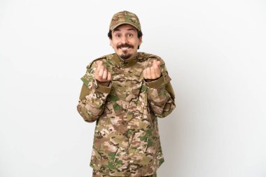 Beyaz arka planda izole edilmiş asker para hareketi yapıyor.