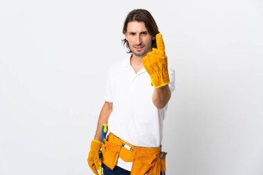 Tecrit edilmiş arka planda genç bir elektrikçi geliyor.