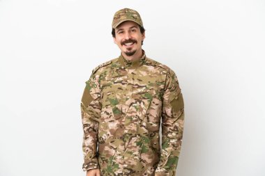 Beyaz arka planda izole edilmiş asker gülüyor.