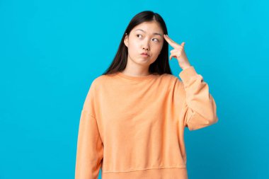 Soyutlanmış mavi geçmişi olan genç bir Çinli kız intihar jesti yapıyor.