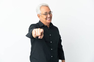 Beyaz arka planda izole edilmiş orta yaşlı Brezilyalı adam mutlu bir ifadeyle öne bakıyor.