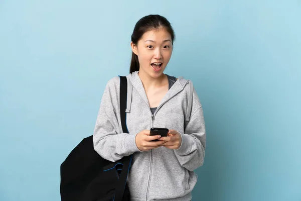 Joven Deporte Mujer China Con Bolsa Deporte Sobre Fondo Azul — Foto de Stock