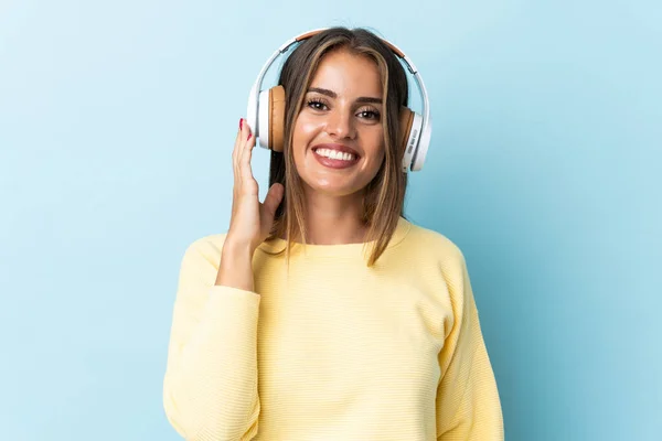 Giovane Donna Uruguaiana Isolata Sfondo Blu Ascoltare Musica — Foto Stock