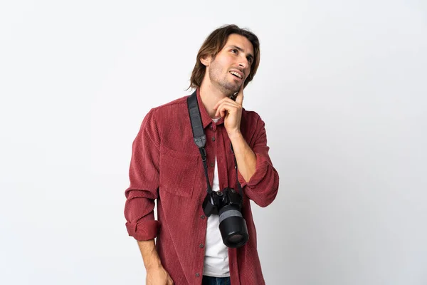 Jeune Photographe Homme Isolé Sur Fond Blanc Penser Une Idée — Photo