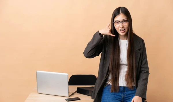 Kinesiska Affärskvinna Sin Arbetsplats Gör Telefongest Kalla Mig Tillbaka Tecken — Stockfoto