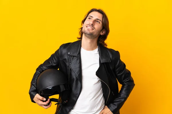 Man Met Een Motorhelm Geïsoleerd Gele Achtergrond Denken Een Idee — Stockfoto