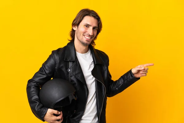 Hombre Con Casco Moto Aislado Sobre Fondo Amarillo Apuntando Con —  Fotos de Stock
