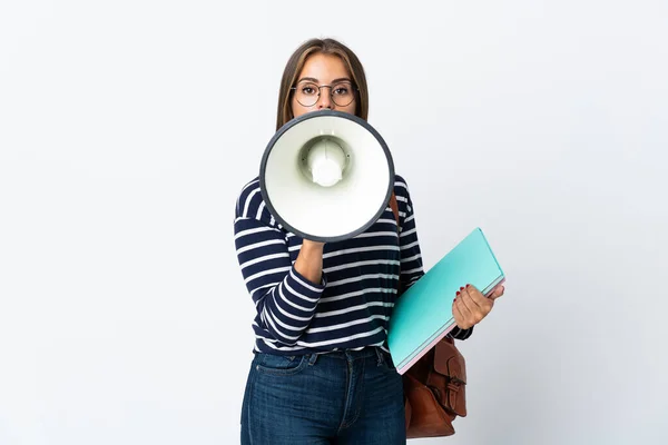 Jovem Estudante Mulher Isolada Fundo Branco Gritando Através Megafone — Fotografia de Stock