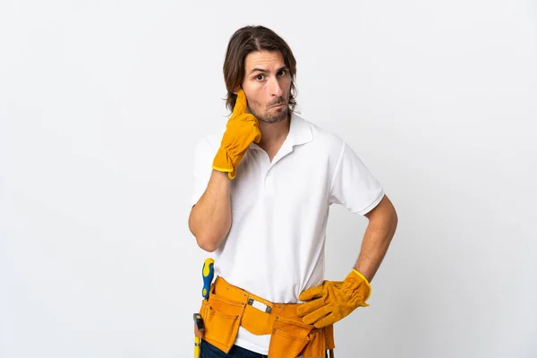 Jovem Eletricista Homem Sobre Fundo Isolado Pensando Uma Ideia — Fotografia de Stock