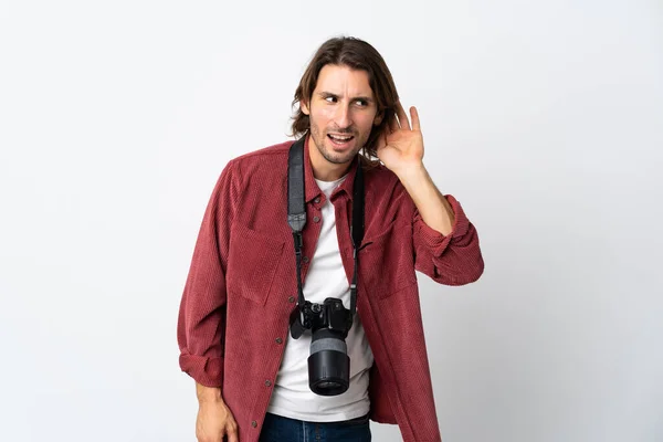 Joven Fotógrafo Aislado Sobre Fondo Blanco Escuchando Algo Poniendo Mano —  Fotos de Stock