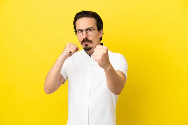 Jovem Caucasiano Isolado Fundo Amarelo Com Gesto Luta — Fotografia de Stock