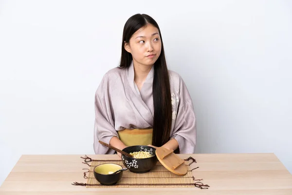 Jong Chinees Meisje Dragen Kimono Het Eten Van Noedels Maken — Stockfoto