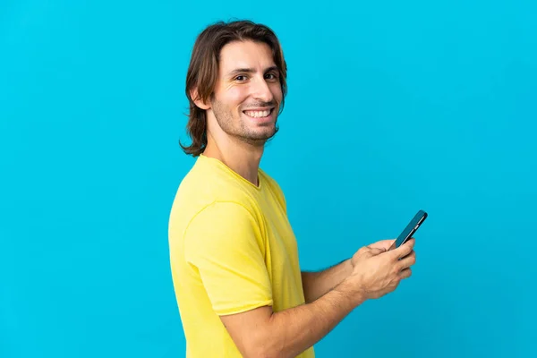 Young Handsome Man Isolated Blue Background Sending Message Email Mobile — Stock Photo, Image