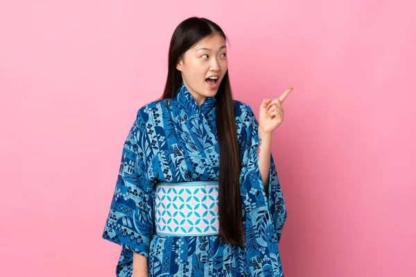 Joven Chica China Que Usa Kimono Sobre Fondo Aislado Con —  Fotos de Stock