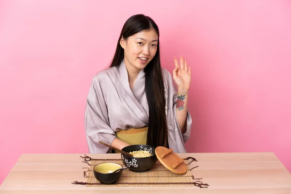 Jong Chinees Meisje Draagt Kimono Eet Noedels Saluerend Met Hand — Stockfoto