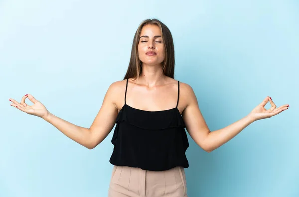 Junge Uruguayische Frau Isoliert Auf Blauem Hintergrund Zen Pose — Stockfoto