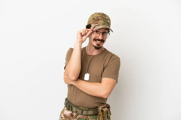 Солдат Человек Изолирован Белом Фоне Очками Счастливым — стоковое фото
