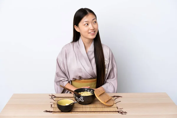 Jong Chinees Meisje Dragen Kimono Het Eten Van Noedels Denken — Stockfoto
