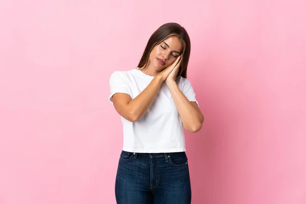 Young Uruguayan Woman Isolated Pink Background Making Sleep Gesture Dorable — Foto de Stock