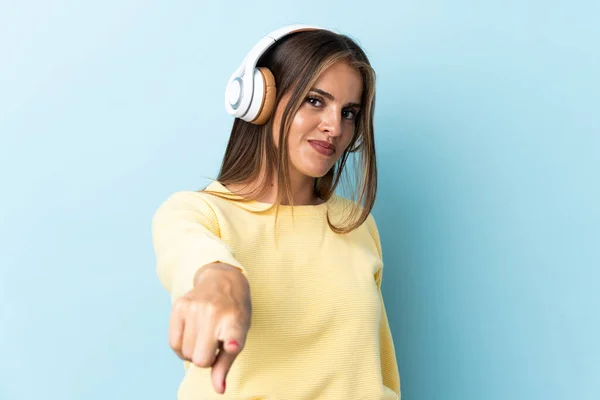 Giovane Donna Uruguaiana Isolata Sfondo Blu Ascoltare Musica — Foto Stock