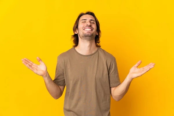 Jonge Knappe Man Geïsoleerd Gele Achtergrond Glimlachen Veel — Stockfoto