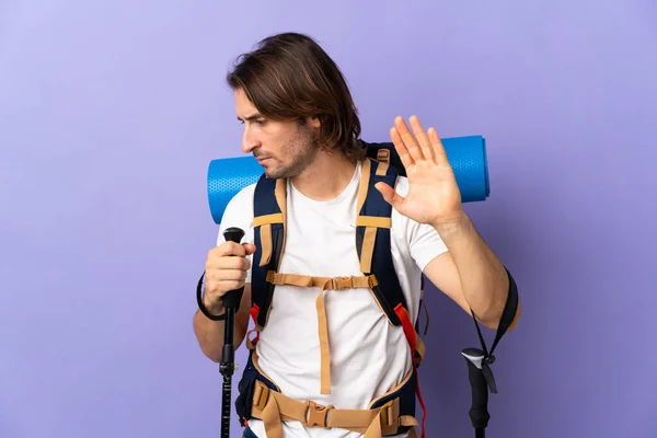 Jonge Bergbeklimmer Man Met Een Grote Rugzak Geïsoleerde Achtergrond Maken — Stockfoto