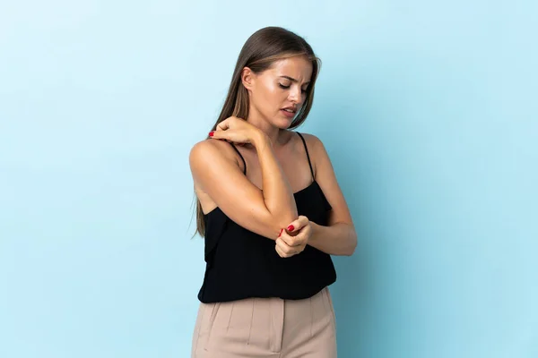 Young Uruguayan Woman Isolated Blue Background Pain Elbow — Stock Fotó