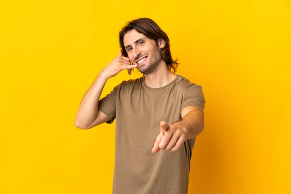 Sarı Arka Planda Izole Edilmiş Genç Yakışıklı Bir Adam Telefon — Stok fotoğraf