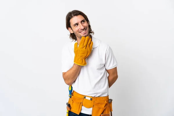 Jovem Eletricista Homem Sobre Isolado Fundo Olhando Para Cima Enquanto — Fotografia de Stock