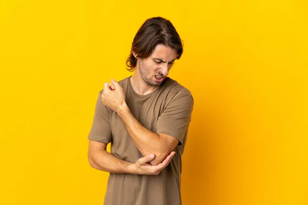 Young Handsome Man Isolated Yellow Background Pain Elbow — Stock Photo, Image