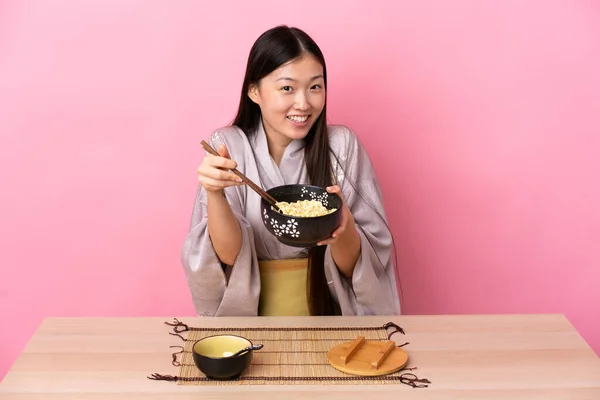 Jong Chinees Meisje Dragen Kimono Het Eten Van Noedels Een — Stockfoto