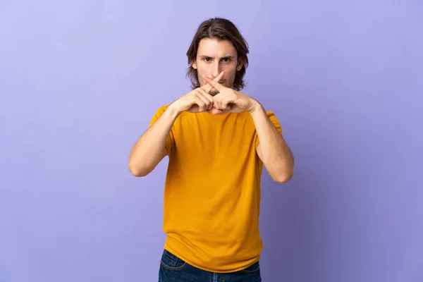 Joven Hombre Guapo Aislado Sobre Fondo Púrpura Mostrando Gesto Silencio — Foto de Stock