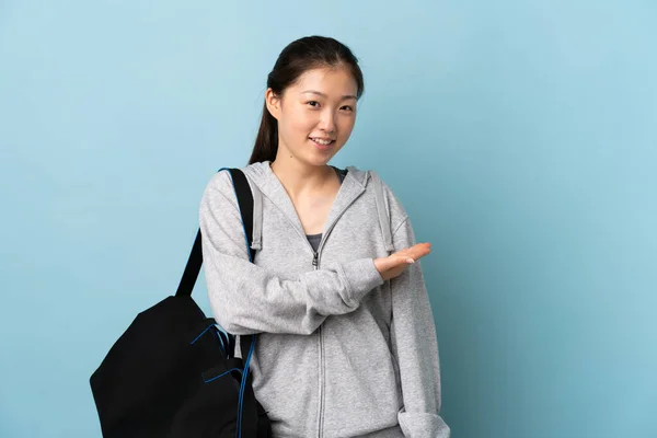 Giovane Donna Cinese Sportiva Con Borsa Sportiva Sfondo Blu Isolato — Foto Stock