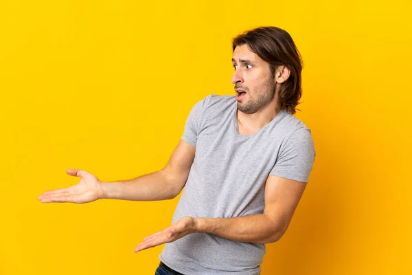 Young Handsome Man Isolated Yellow Background Surprise Expression While Looking — Stock Photo, Image