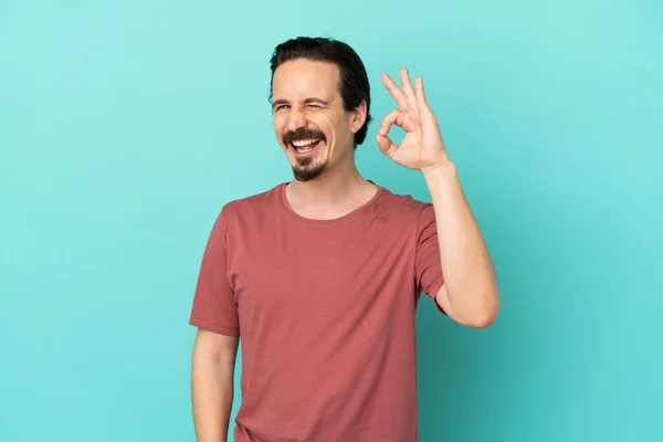 Young Caucasian Man Isolated Blue Background Showing Sign Fingers — Stock Photo, Image