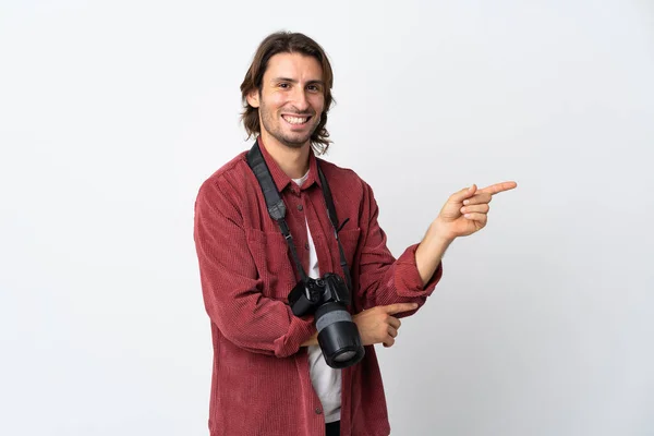 Jovem Fotógrafo Homem Isolado Fundo Branco Apontando Dedo Para Lado — Fotografia de Stock