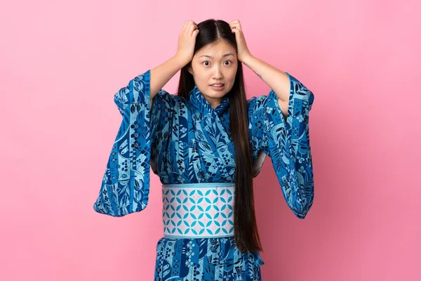 Joven Chica China Usando Kimono Sobre Fondo Aislado Haciendo Gesto —  Fotos de Stock