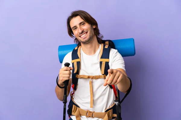 Joven Montañero Con Una Gran Mochila Sobre Fondo Aislado Apuntando — Foto de Stock