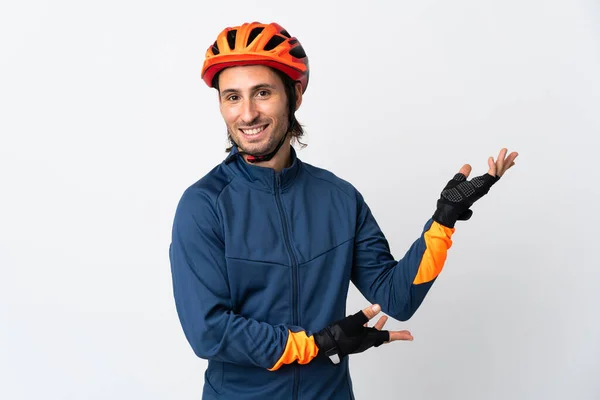 Joven Ciclista Aislado Sobre Fondo Blanco Extendiendo Las Manos Lado —  Fotos de Stock