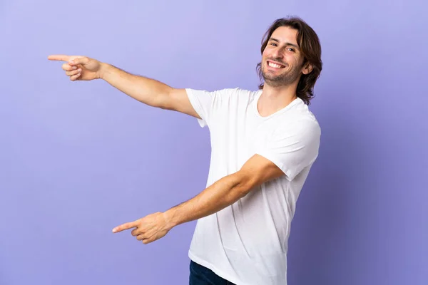 Joven Hombre Guapo Aislado Sobre Fondo Púrpura Señalando Dedo Hacia —  Fotos de Stock